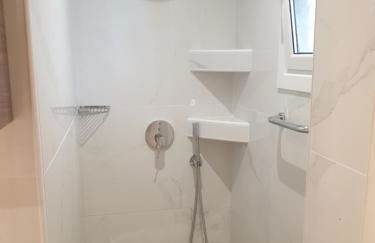 Newly Renovated Varkiza Beachside One Bedroom with Large Terrace - Foto 9