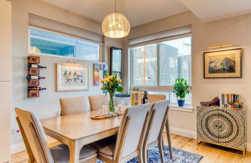 Walk to Empower Field Townhome with Hot Tub! - Foto 13