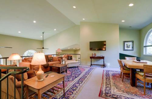 On McKenzie River! Home with Scenic Sunroom - Foto 23