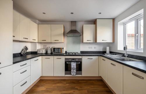 Our latest stunning property by Our Home Short Stays free parking super fast WiFi large back garden and crisp hotel white linen - Foto 8