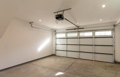 Modern Luxe Retreat Four-Bedroom - Photo 13