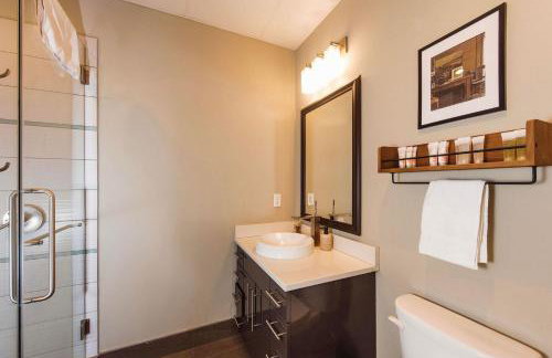 Downtown Luxe 2BR Loft Apt - Sleeps 6-7 - Walkable - Foto 22