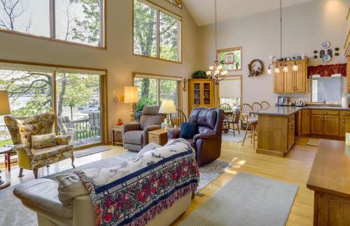 Lakefront Vandalia Home with Boat Dock and Gas Grill! - Foto 1