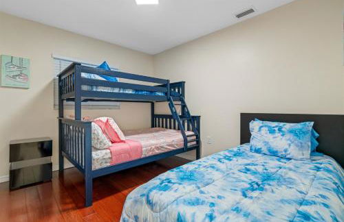 Spacious & Amazing Home w Big Pool and Patio - Photo 25