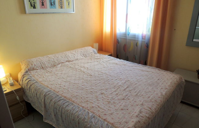 Apartment by Roses Beach With Pool - Photo 3