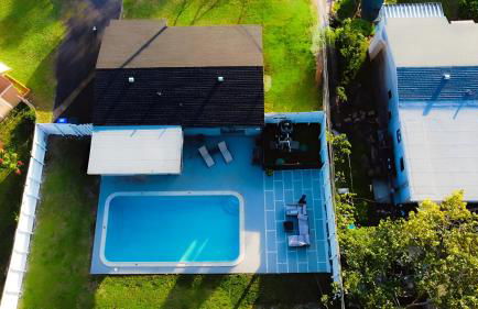 Stylish Pool Home - Photo 8