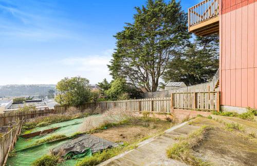 3 Bedroom 2 Bathroom House, Walkable to BART, Free Parking, Views - Foto 26