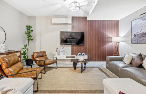 Mid-Century Stay 5BR and 5 Baths w PS5 & Laundry - Foto 1