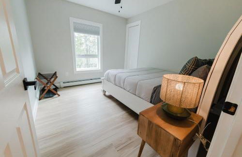 NEW! Modern Getaway - Hot Tub l Fire Pit l Pool table - Foto 26