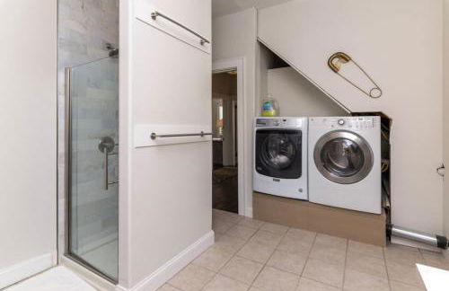 Deluxe 6 Bedroom 3 Min to Downtown w 2-car Driveway - Foto 35