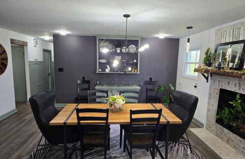 Spacious, Renovated, 5-bedroom Retreat, Near I-85 - Photo 11