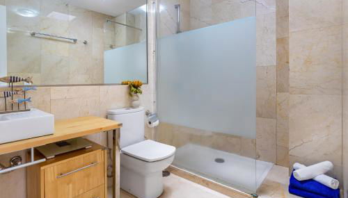 Modern 2BR Sea View Retreat in Tauro Walk to Beach & Golf - Foto 3