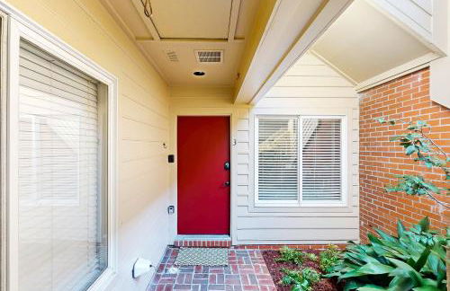 Charming Condo with Central AC, Washer/ dryer, and Full Kitchen - Photo 14