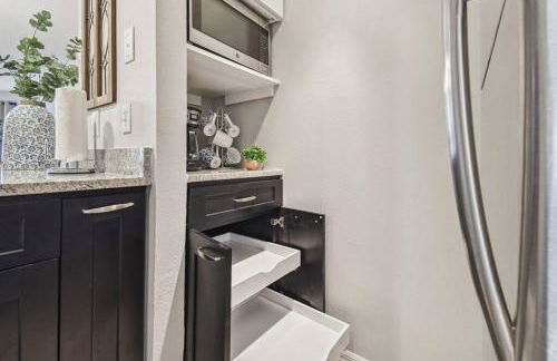 SPECTACULAR, NEW Professional Decor, Near Dis, NO Steps, Pool, Patio, LOW Rates! - Foto 57