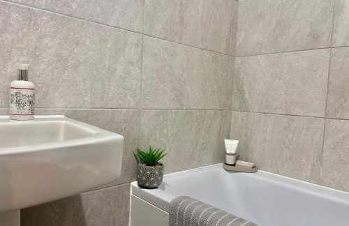 Brand New 2 Bed House - Sleeps 4 - Free Parking - Near HS2 & Drayton Manor - Photo 5