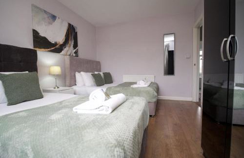 London Road Villa - Free Netflix, Private Parking, WiFi & Private Garden - Photo 11