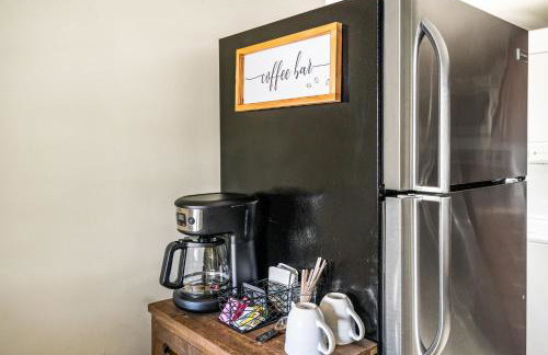 Downingtown Manor - 1900s Farmhouse with Creek Views - Foto 26