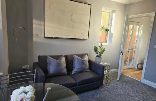 StayZen Apartments - Free Parking & Private Garden Ground Floor Central Woking - Business & Leisure - Photo 10