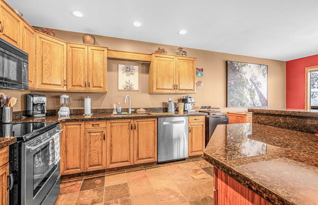 Fresh Tracks Retreat Ski In Out Hot Tub - Photo 15