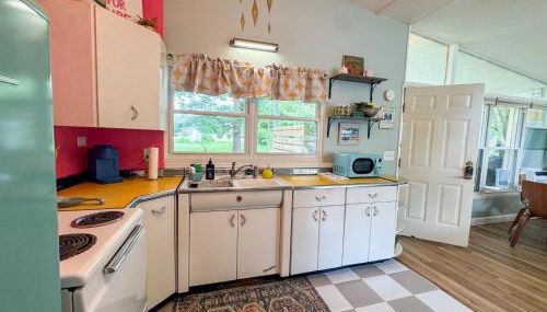 Mid-Century Modern Themed Home with Outdoor Hot Tub - Foto 3