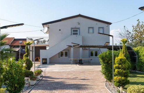 Four-Bedroom Holiday Home In Islam Latinski - Photo 13