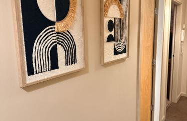 Luxury 2bed Sleeps 4 Flat Nr White Rose w Free Parking, Desks and Fast WiFi - Foto 11