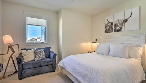 Condo w/ View - 1 Block to Main St - 4 Mi to Ski - Photo 2, Interior