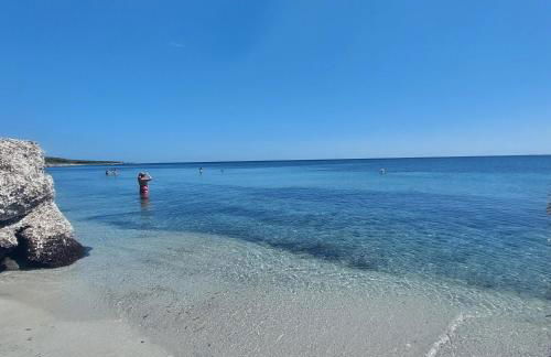 Beachfront Villa Sea & Garden - 2BR - AC - WiFi - BBQ - Parking - Pet Friendly - Foto 17