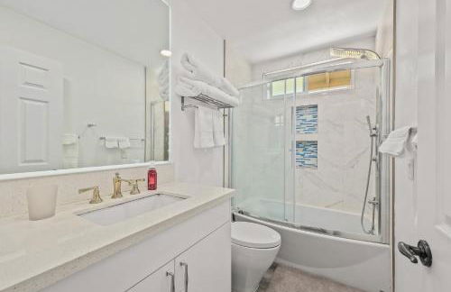 Newly Remodel Luxury Home with Hotel-Like Amenity - Foto 15