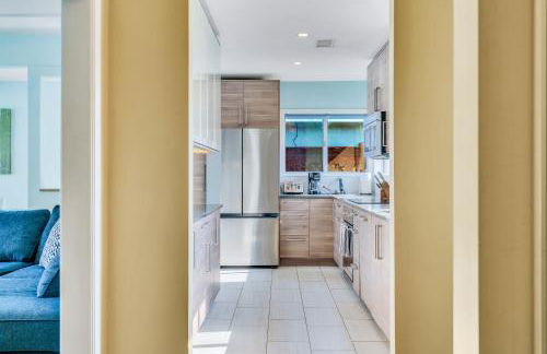 Modern Pool house with hot tub and relaxing backyard - Foto 5