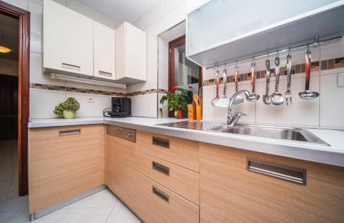 City Beach Villa with Pool and Sea View - Foto 20