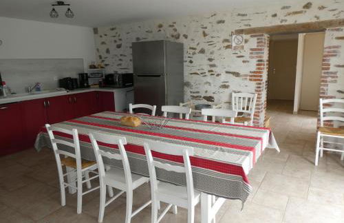 Maison rénovée en pleine campagne avec terrain, terrasse et équipements familiaux - FR-1-426-157 - Foto 11