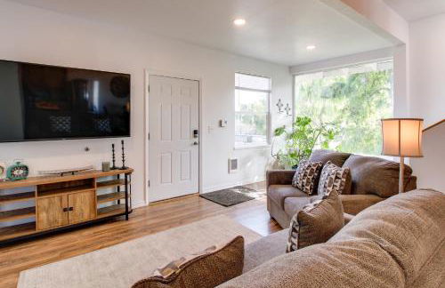 1 Mi to Dtwn Coos Bay Sleek Apt with Deck and Views! - Foto 7