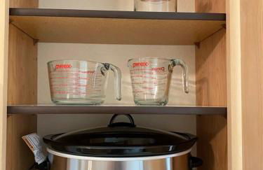 HOT TUB! King Bed-Firepitt-Near Airport& Freeway - Foto 23