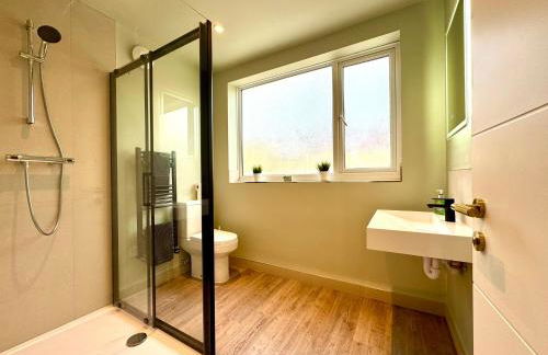 Stunning 4-Bedroom Home - 10 mins to Sandbanks Beach - Photo 16