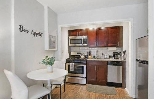 1BR Bright and Airy Apt in Hyde Park - Hyde Park 109 and 209 rep - Photo 4