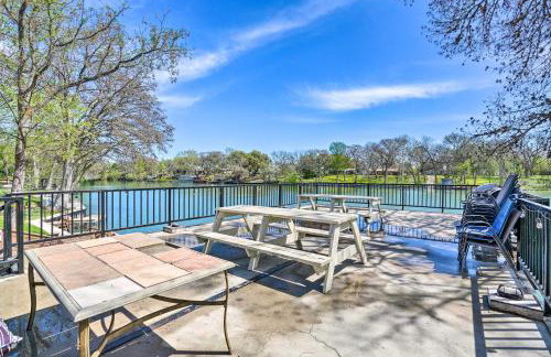 Guadalupe Riverfront Lodge w/ Boat Slip & Dock - Foto 1
