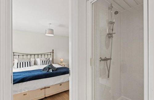 Polmont Haven: Spacious 4- Bedroom Retreat - Foto 6