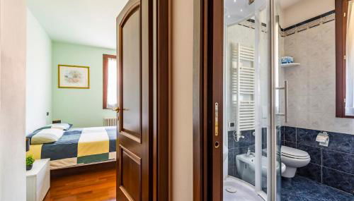 Jacuzzi Apartment in Italian Villa, Wi-Fi & Garden Sassuolo - Maranello - Foto 4, Shower