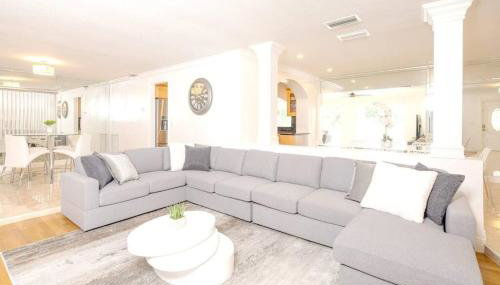 Stunning Lake-Front Villa with Pool & Spa - Foto 5