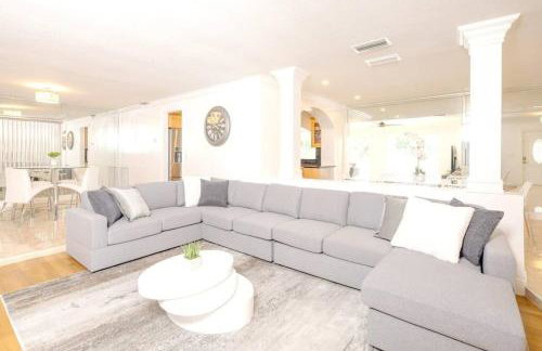 Stunning Lake-Front Villa with Pool & Spa - Foto 5