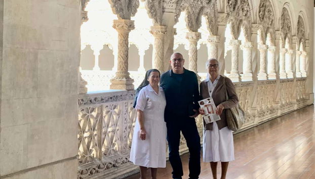 Grupo religioso visitando o Colégio de San Gregorio