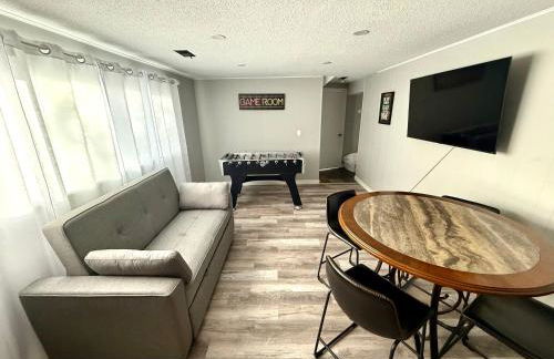 4 Bedrooms and 5 Beds with Game Room Only 5 min Drive to College and Perfect for Family's - Foto 51