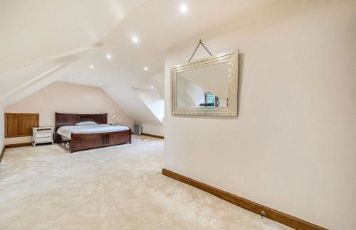 Kingswood 6 Bed Mansion, Tennis Court and Cinema - Foto 32