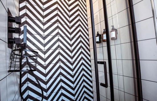 DJH Homes - Luxurious and chic 3BR Grade II Industrial House with log burner and electric blinds - JQ, Birmingham City - Foto 43