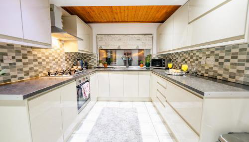 4BR 2Bath Home -Hot Tub, Free Parking & Games Room - Foto 3, stove, dishwasher, pet friendly, minibar