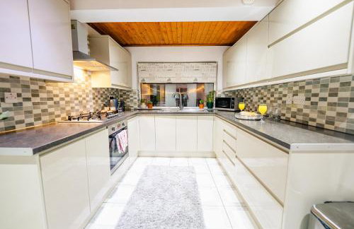 4BR 2Bath Home -Hot Tub, Free Parking & Games Room - Foto 3