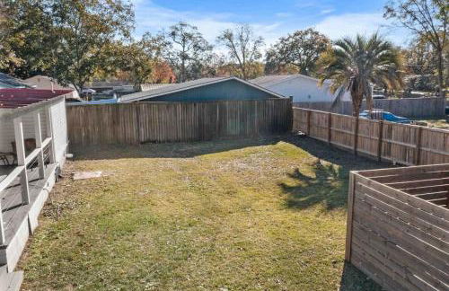 Chic Modern Cottage Near Downtown and Beaches Family - Photo 26