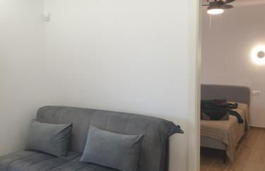 Newly Renovated Varkiza Beachside One Bedroom with Large Terrace - Foto 3