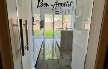 Timeless English Elegance 4BR Luxury Home in Petts Wood - Photo 21